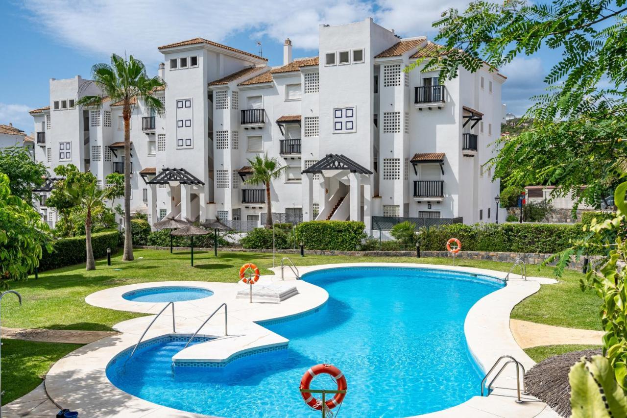 Апартаменты 11 Modern Apt With Sea Views, Two Poolareas, Close To Parks & Beaches Манилва Экстерьер фото