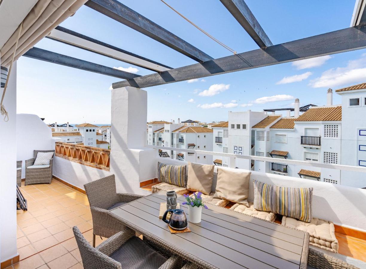 Апартаменты 11 Modern Apt With Sea Views, Two Poolareas, Close To Parks & Beaches Манилва Экстерьер фото