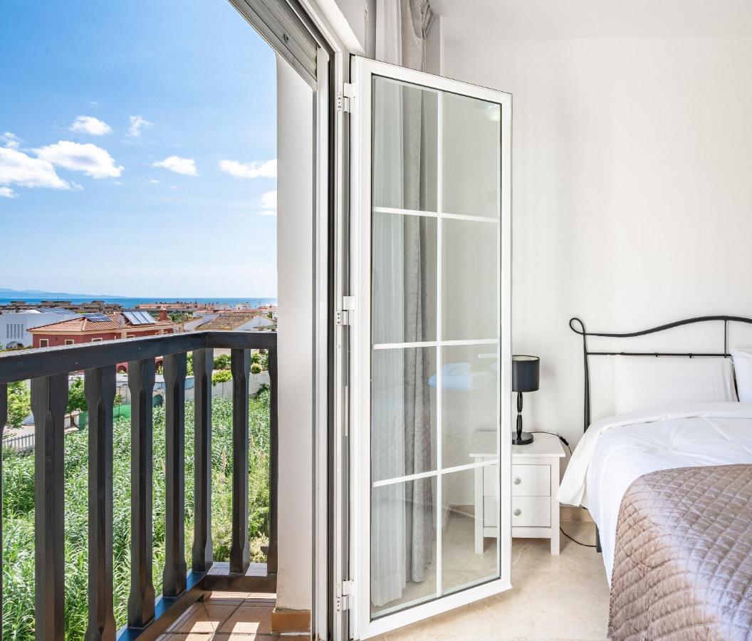 Апартаменты 11 Modern Apt With Sea Views, Two Poolareas, Close To Parks & Beaches Манилва Экстерьер фото